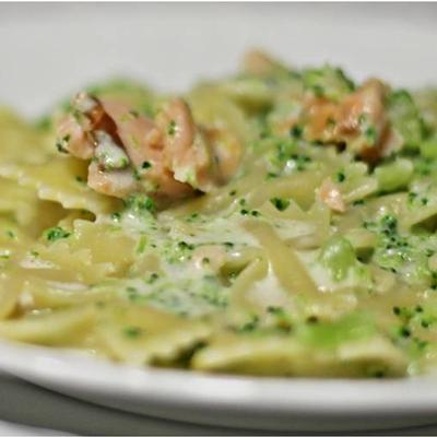 Farfalle al salmone in crema di broccoli